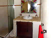 Hazyview Country Cottages no. 6  bathroom