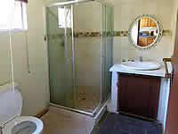 Hazyview Country Cottages no. 9 bathroom